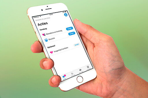 Digitale zorg: telefoon in hand toont app