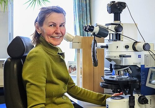 Patholoog Carla Wauters in CWZ achter de microscoop